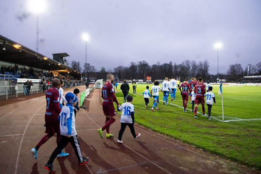 Spelarna går in på Finnvedsvallen innan fotbollsmatchen i