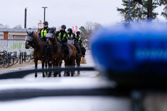 Ridande poliser före fotbollsmatchen i kvalet till