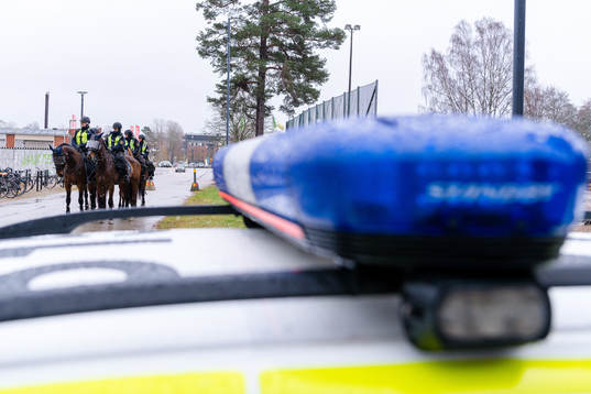 Ridande poliser före fotbollsmatchen i kvalet till