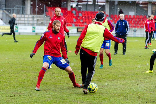 Östers Stefan Karlsson värmer upp före fotbollsmatchen i