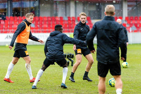 Landskronas spelare värmer upp före fotbollsmatchen i