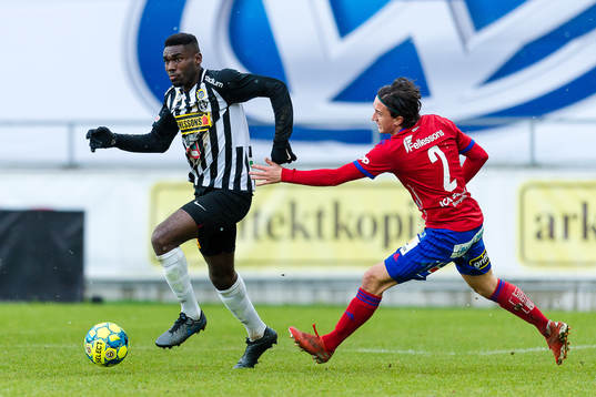 Landskronas Patrick Nwadike jagas av Östers Mattias Pavic