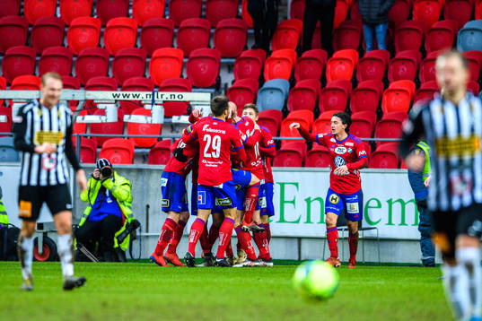 Östers spelare jublar