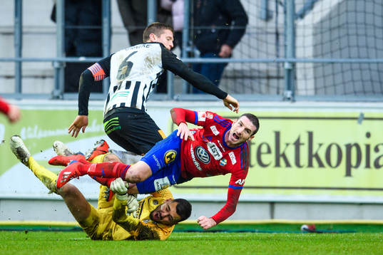 Östers James Keene kolliderar med Landskronas målvakt Amr