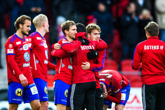 Östers spelare jublar
