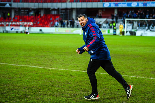 Östers tränare Dennis Velic jublar