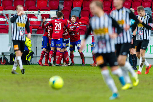 Östers spelare jublar