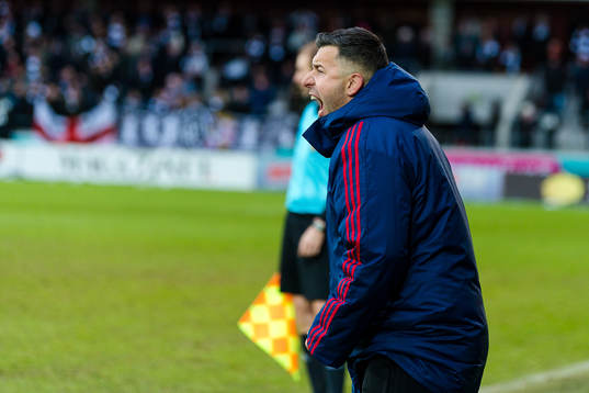 Östers tränare Dennis Velic skriker