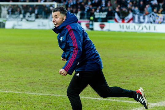 Östers tränare Dennis Velic jublar