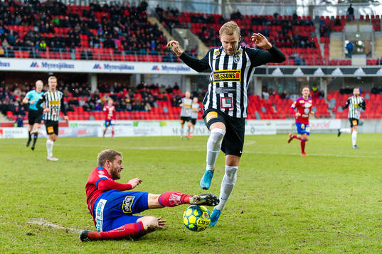 Östers Stefan Karlsson bryter en boll från Landskronas