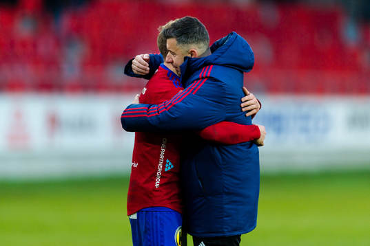 Östers Stefan Karlsson och tränare Dennis Velic kramar