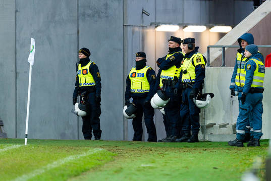 Poliser och ordningsvakter på plats