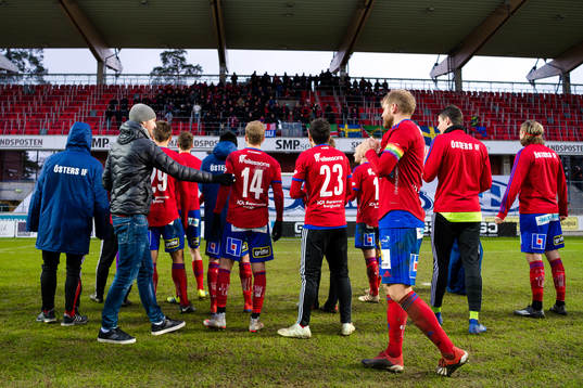 Östers spelare jublar framför fansen