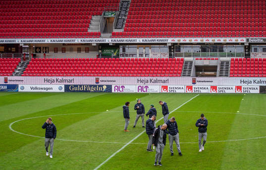 Brages spelare inspekterar gräset på Guldfågeln Arena