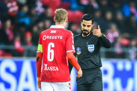 Kalmars Rasmus Elm och domare Mohammed Al-Hakim
