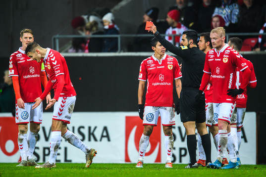 Kalmars Piotr Johansson tilldelas rött kort av domare