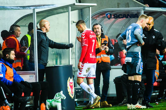 Kalmars Piotr Johansson lämnar planen