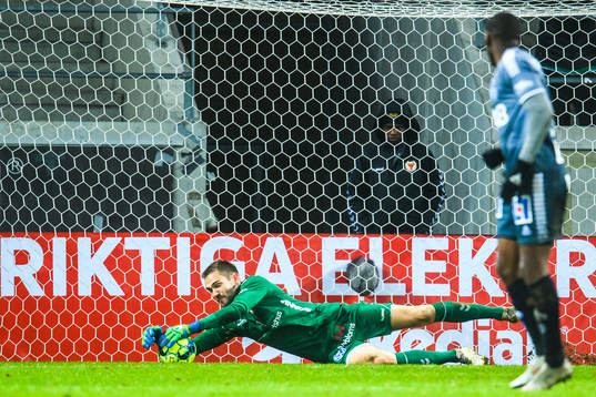 Kalmars målvakt Lucas Hägg-Johansson med en räddning