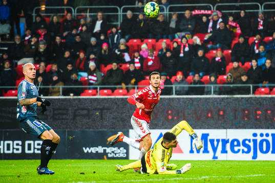 Kalmars Herman Hallberg gör 2-0 bakom Brages målvakt
