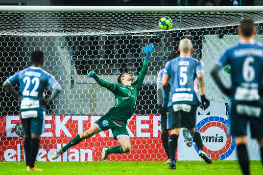 Brages Christian Kouakou med ett skott i ribban ovanför