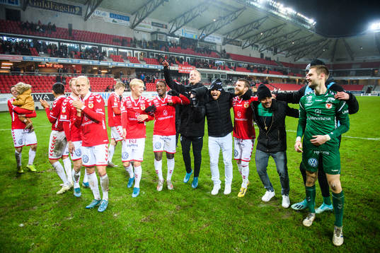 Kalmars spelare jublar