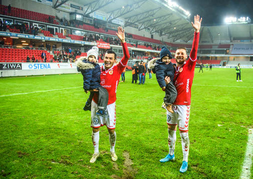 Kalmars Fidan Aliti och Emin Nouri jublar