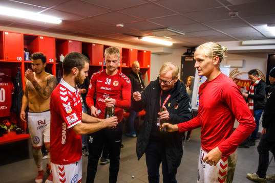 Kalmars spelare jublar i omklädningsrummet