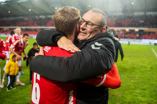 Klubbchefen Mattias Rosenlund kramar om Rasmus Elm