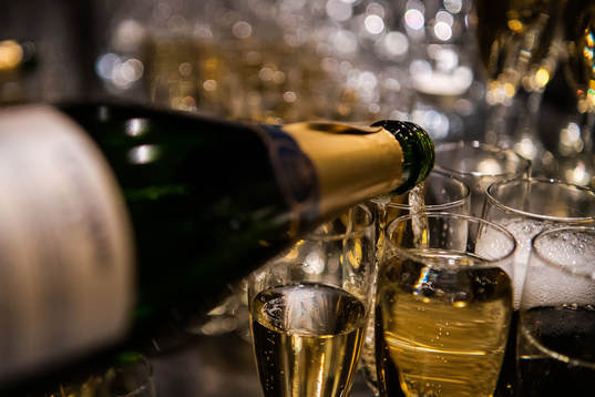 Champagne hälls upp i glas