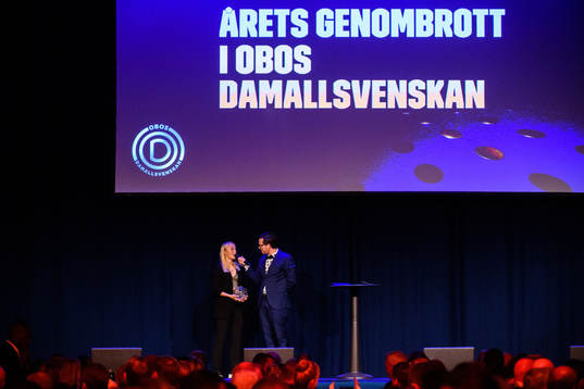 FC Rosengårds Hanna Bennison tilldelas priset Årets