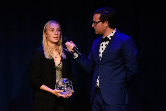 FC Rosengårds Hanna Bennison tilldelas priset Årets