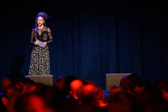 Sveriges kultur och idrottsminister Amanda Lind delar ut
