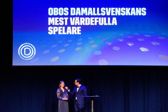 FC Rosengårds Anna Anvegård tilldelas priset Årets mest