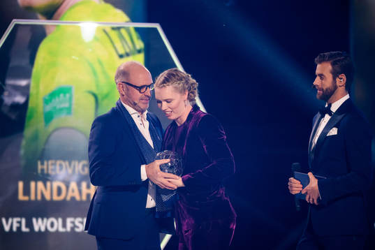 Thomas Ravelli delar ut priset Årets Målvakt till Hedvig