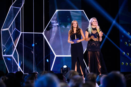 Bianca Kronlöf och Linnéa Claeson delar ut priset Årets