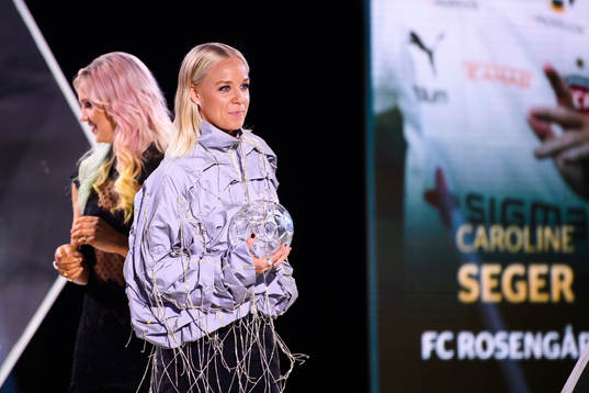 Caroline Seger tilldelas priset Årets Mittfältare