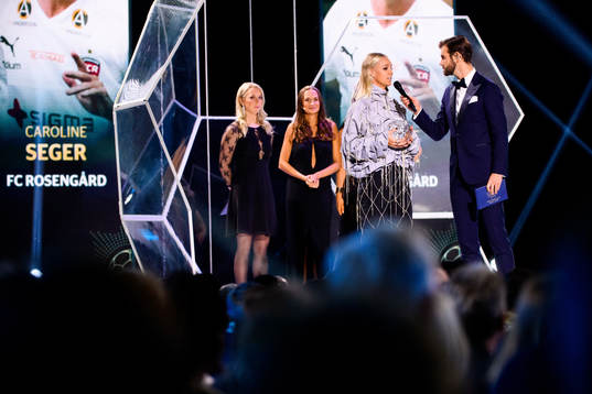 Caroline Seger tilldelas priset Årets Mittfältare