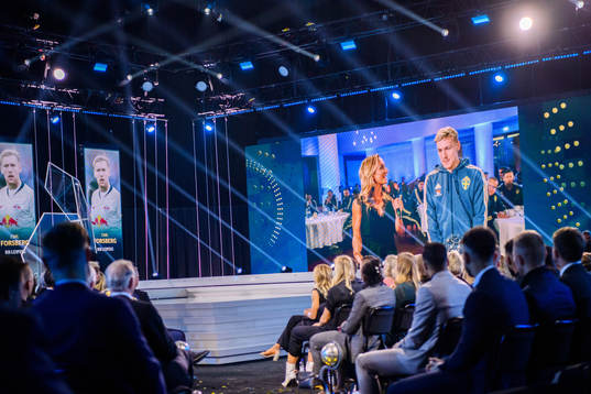 Emil Forsberg tilldelas priset Årets Mittfältare