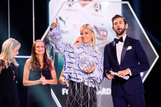 Caroline Seger tilldelas priset Årets Mittfältare
