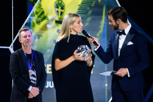 Prisutdelare Peter Gerhardsson och Linda Sembrant som