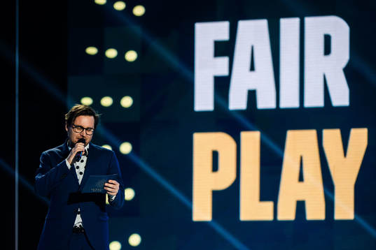 Ola Selmén, konferencier, delar ut priset Fair Plan