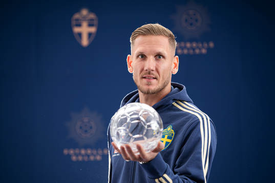 Sveriges Robin Olsen poserar med sitt pris för Årets