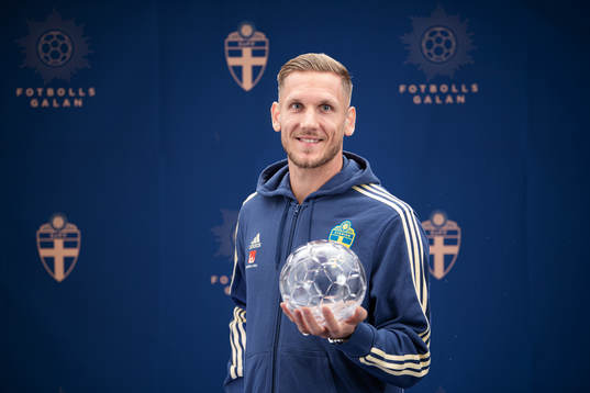 Sveriges Robin Olsen poserar med sitt pris för Årets