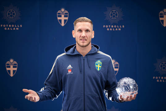Sveriges Robin Olsen poserar med sitt pris för Årets