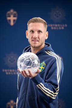 Sveriges Robin Olsen poserar med sitt pris för Årets