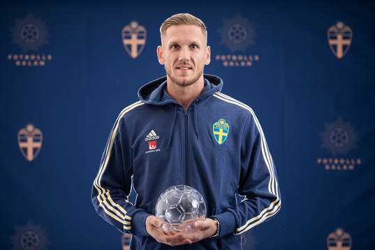 Sveriges Robin Olsen poserar med sitt pris för Årets