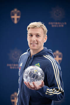 Sveriges Emil Forsberg poserar med sitt pris för Årets