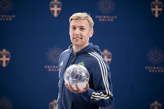 Sveriges Emil Forsberg poserar med sitt pris för Årets