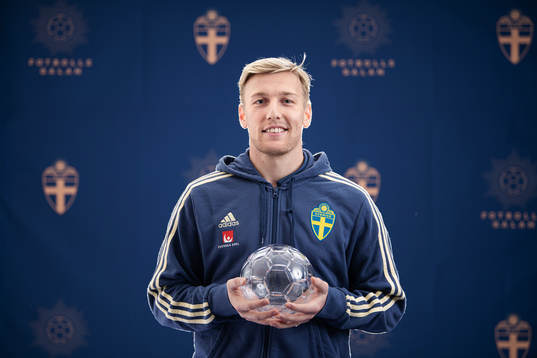 Sveriges Emil Forsberg poserar med sitt pris för Årets