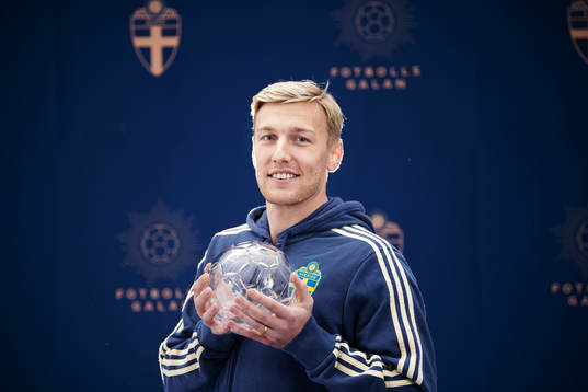 Sveriges Emil Forsberg poserar med sitt pris för Årets